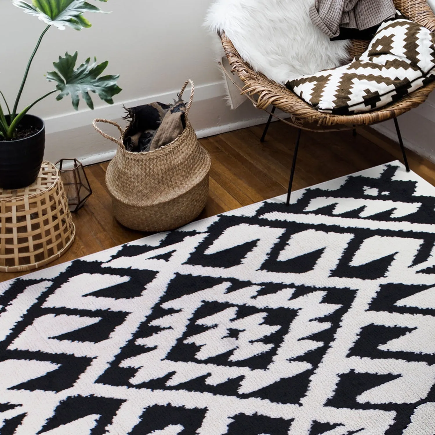 Geometric Aztec Moroccan Pile Shag Accent Rug 5' x 7' - Black & White